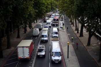 Uber y Wayve obtuvieron licencias de minicab para viajes autónomos en Londres, pero deben operar con un conductor humano al mando. (REUTERS/Hannah McKay/Foto de archivo)