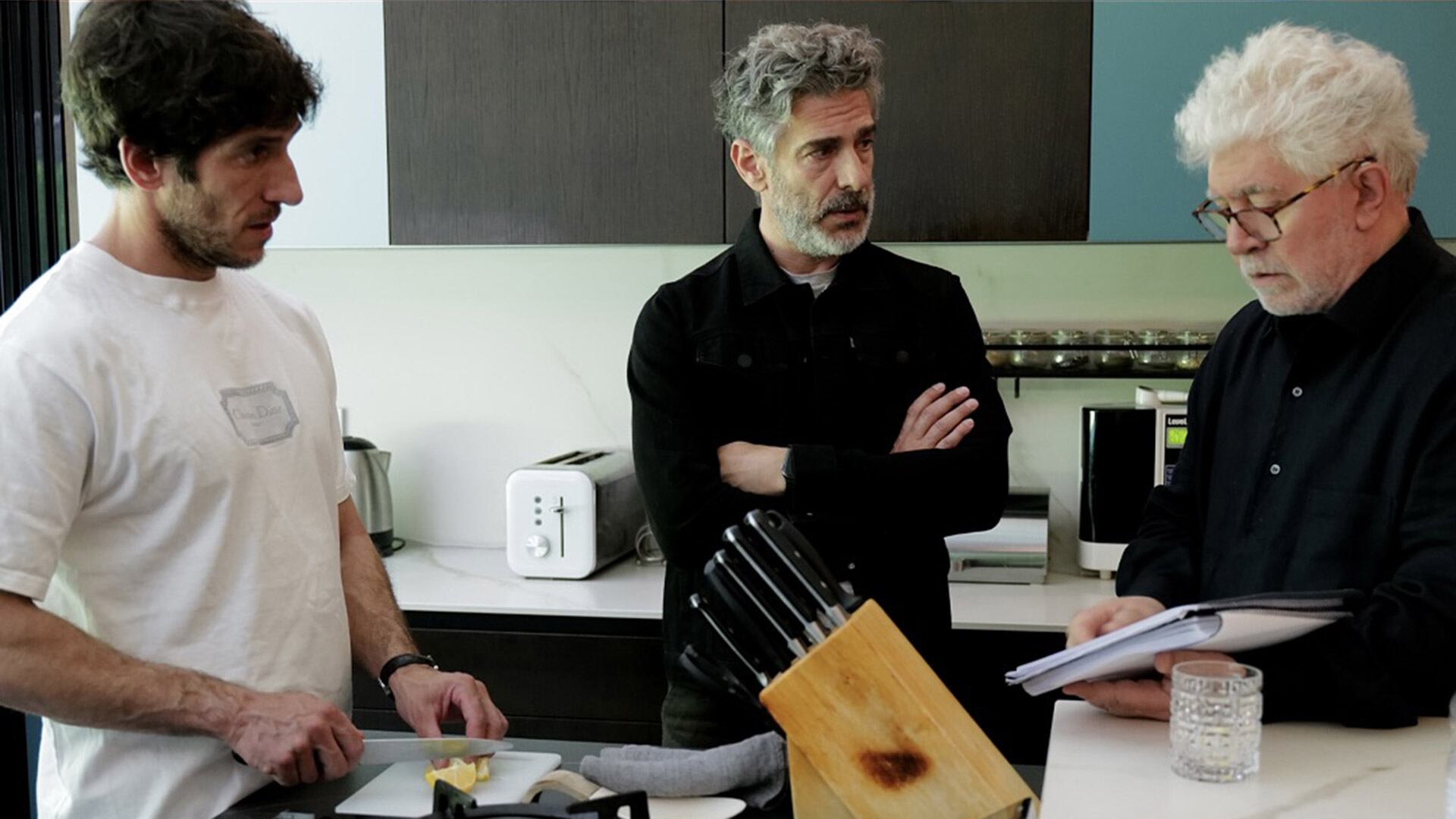 El elenco principal de “Amarga Navidad” incluye a Bárbara Lennie, Leonardo Sbaraglia, Aitana Sánchez-Gijón, Victoria Luengo, Patrick Criado, Milena Smit y Quim Gutiérrez.