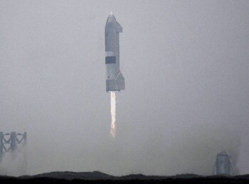 FILE PHOTO: SpaceX SN15 starship prototype comes in for a successful landing for the first time from the company's starship facility in Boca Chica, Texas, U.S. May 5, 2021. REUTERS/Gene Blevins/File Photo