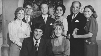 La Mary, con su elenco a pleno. Sentados, Carlos Monzón y Susana Giménez. De pie y de izquierda a derecha: Leonor Manso, Juan José Camero, Alberto Argibay, Dora Baret, Jorge Rivera López y Olga Zubarry