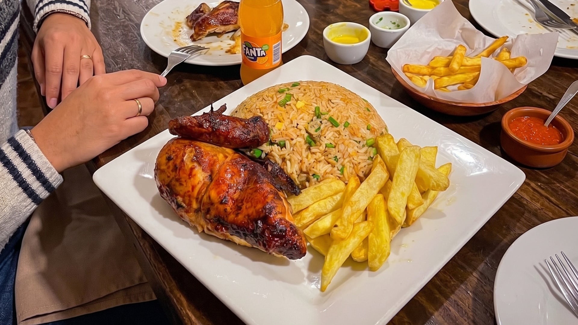 El mostrito, platillo que combina el pollo a la brasa y el chaufa, mezcla perfectamente ambos estilos de la gastronomía peruana. Foto: Imagen Ilustrativa Infobae