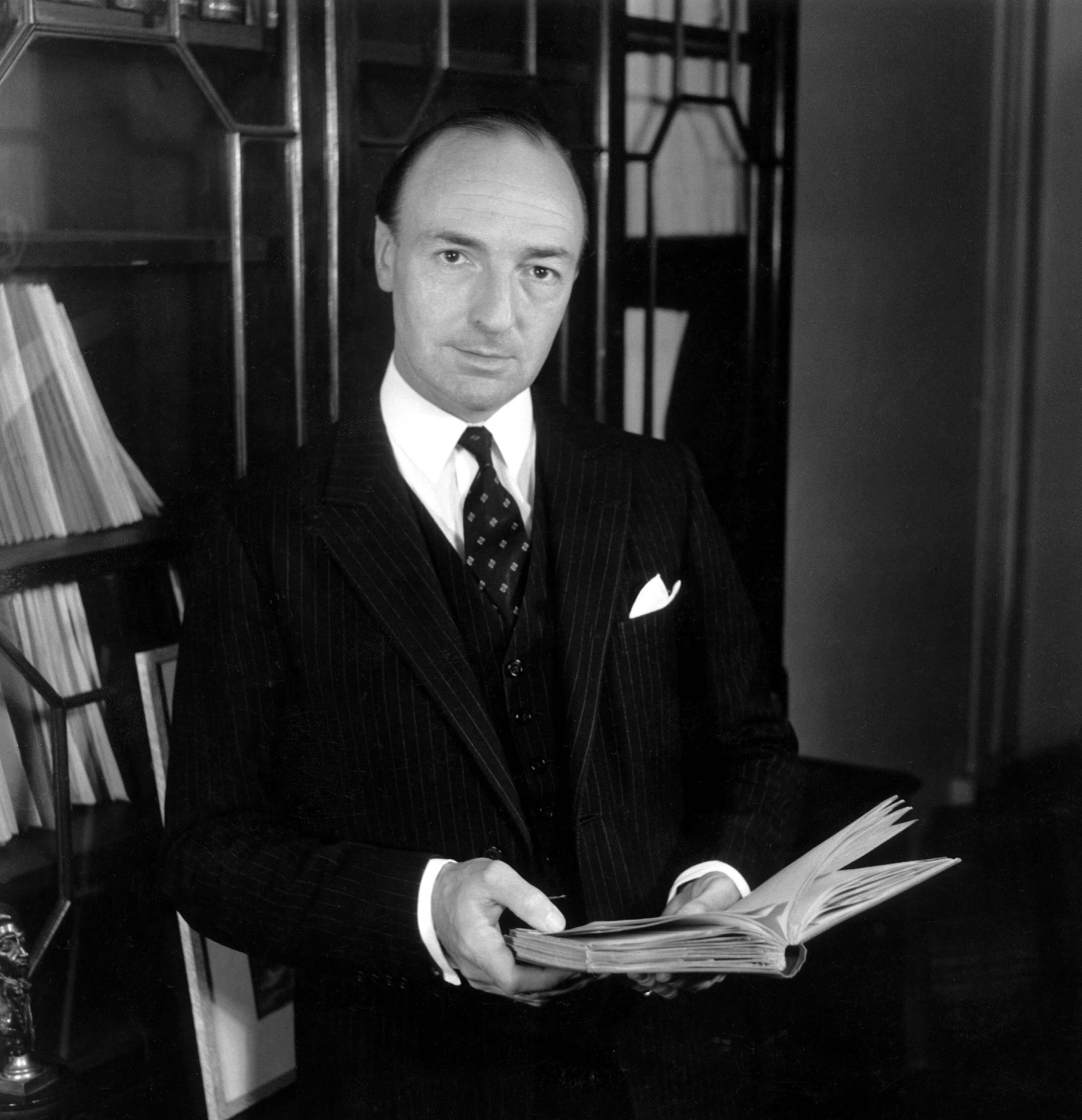 John Profumo, ministro de Guerra británico, renunció tras admitir ante el Parlamento que mintió sobre su relación con Christine Keeler, una joven de 19 años (CAMERA PRESS/RSM)