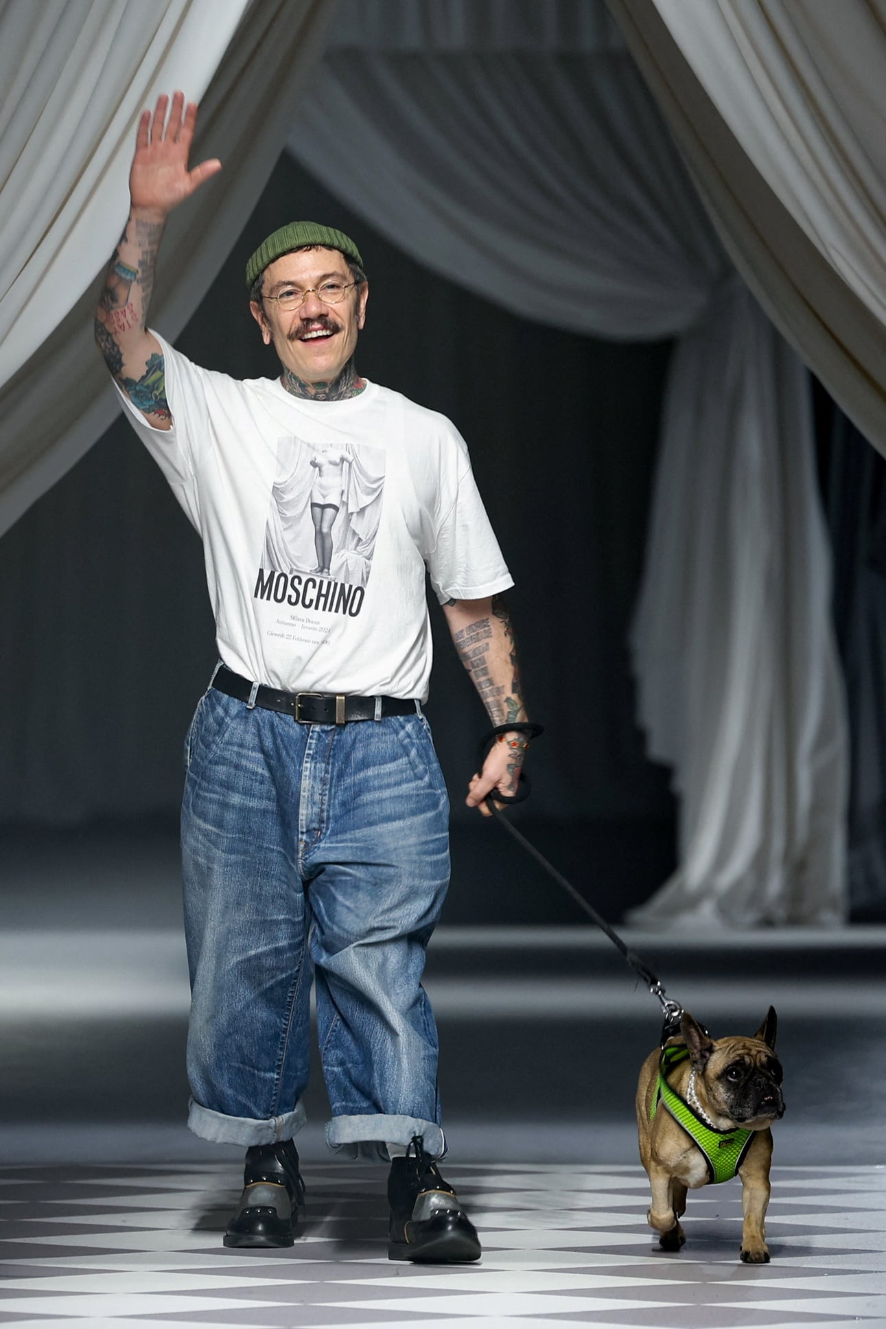 Uno de los invitados destacados es el creativo Adrián Appiolaza, director artístico de Moschino, cuya presencia simboliza el valor internacional del evento / REUTERS/Claudia Greco
