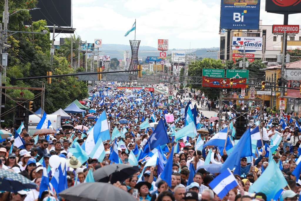 Nasry “Tito” Asfura, candidato presidencial del Partido Nacional de Honduras, encabezó un multitudinario acto en Tegucigalpa (Infobae)