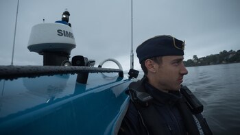 Las autoridades suecas abordan a