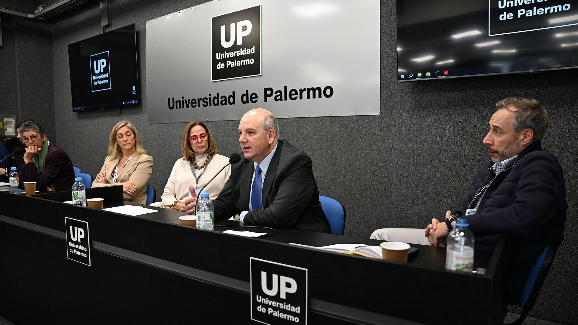 De izquierda a derecha: Karina Carvalho, representante de Ethos Gov, Portugal; María Eloísa Quintero, jefa del Departamento de investigación y litigio de CICIG; Mercedes de Freitas, directora ejecutiva de TI Venezuela; el fiscal Sergio Rodríguez; y el periodista Roberto Deniz (Maximiliano Luna)