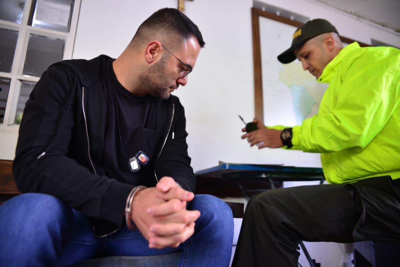 Líder del ‘Cuerpo Colegiado La Oficina’, responsable de coordinar narcotráfico y extorsiones, con antecedentes por concierto para delinquir y financiación de actividades criminales. - crédito Policía Metropolitana