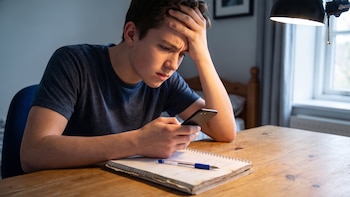 Alex Letosa, psicólogo, analiza el auge de la ultraderecha entre adolescentes: “Se trata de psicología evolutiva, en esta época se busca una identidad”