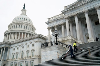Imagen de archivo de trabajadores limpiando las escaleras del Capitolio en Washington, EEUU. 16 diciembre 2020 (REUTERS/Erin Scott)