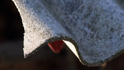 Colegios siguen operando con techos de asbesto, pese a su prohibición por riesgo para la salud pública