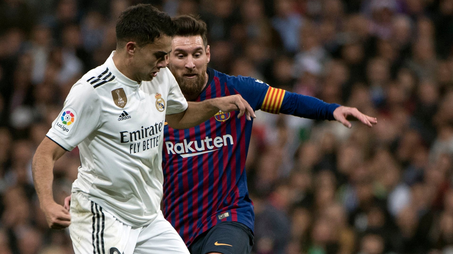 Lionel Messi y Sergio Reguilón tuvieron un fuerte cruce en un clásico entre Real Madrid y Barcelona (Photo by CURTO DE LA TORRE / AFP)