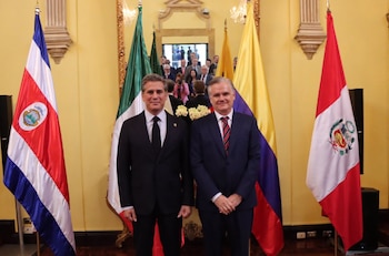 Ministro de Relaciones Exteriores, Manuel Tovar, junto al embajador peruano Carlos Guillermo Hakansson. Crédito: Ministerio de Relaciones Exteriores y Culto