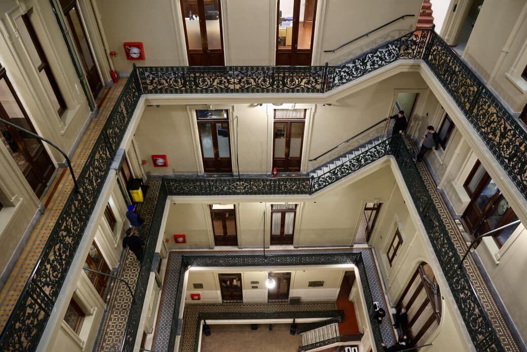 El edificio, diseñado por Carlos Agote y Alberto Gainza para José C. Paz, fue pionero en tecnología y símbolo del periodismo y la cultura en Buenos Aires