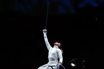 La húngara Amarilla Veres festeja luego de derrotar a Jing Rong de China en esgrima sobre silla de ruedas