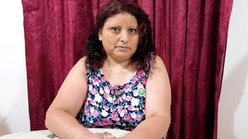 Parió en el baño, se