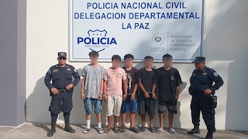 Policía salvadoreña detiene a cinco jóvenes en Zacatecoluca por agrupaciones ilícitas y receptación