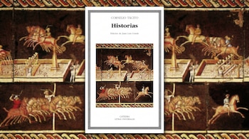 Portada de libro 'Historias' de Cornelio Tácito con fondo extendido y borroso de carreras de carros romanos en un formato apaisado.
