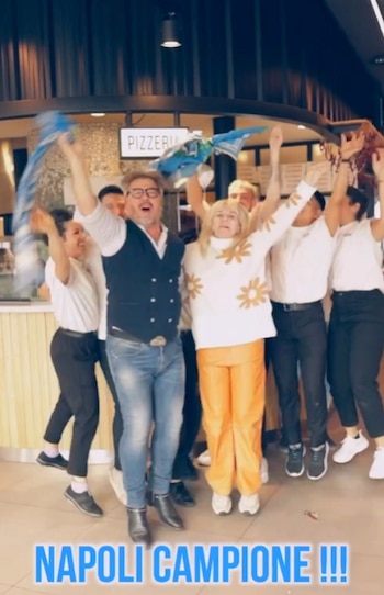 Claudia Villafañe y Donato De Santis festejando el titulo del Napoli