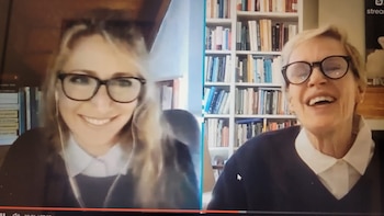 Captura de pantalla dividida con dos mujeres con anteojos que sonríen frente a estanterías con libros durante una llamada virtual