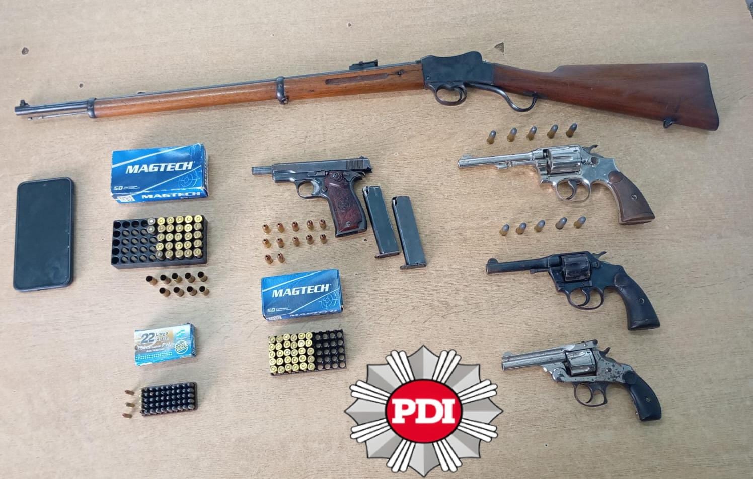 Se secuestró un arma larga de madera, cuatro revólveres de calibre .38, una pistola semiautomática calibre .380 y un teléfono celular. El informe consigna armas de las marcas Francome Brevete, Star, El Casco, Colt y Smith & Wesson
