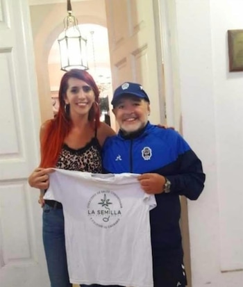 Mónica Castillo junto a Maradona