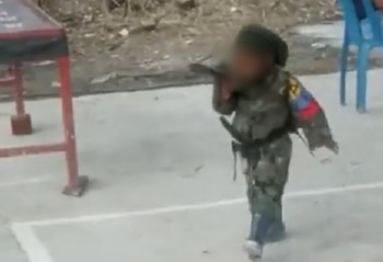 Niño disfrazado de disidente de