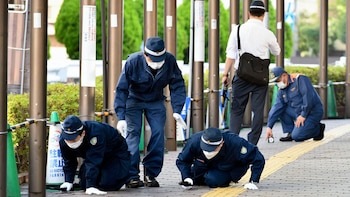 La policía inspecciona una acera