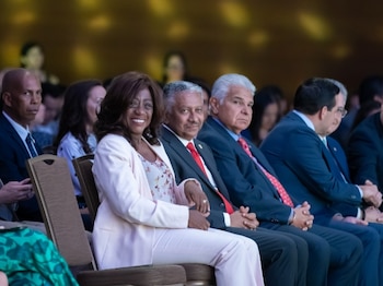 La exministra de Educación, Luy Molinar, junto a Eduardo Ortega-Barría, secretario nacional de Ciencia, Tecnología e Innovación, y al presidente José Raúl Mulino. (Meduca)