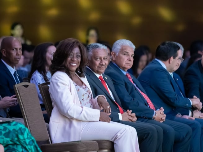 La exministra de Educación, Luy Molinar, junto a Eduardo Ortega-Barría, secretario nacional de Ciencia, Tecnología e Innovación, y al presidente José Raúl Mulino. (Meduca)