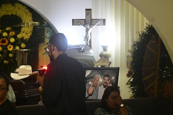 Rocío Nahle se reencuentra con Cuitláhuac García en funeral de Zenyazen Escobar: la bancada de Morena llega al velorio en Veracruz. (Foto: Cuartoscuro)
