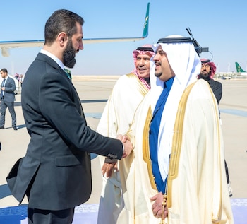 Ahmed al-Sharaa fue recibido por Mohammed bin Abdulrahman bin Abdulaziz, vicegobernador de la región de Riad (Agencia de Prensa Saudita/Folleto vía REUTERS)