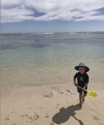 Hombre muere tras sufrir un episodio médico en el mar y luego es atacado por un tiburón