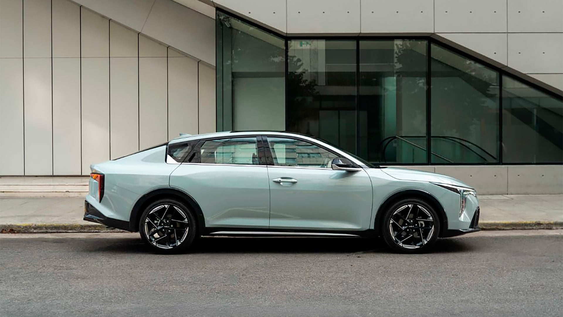 El Kia K4 es el último modelo en entrar al mercado con una propuesta de silueta que combina su cualidad de sedán con un remate Fastback.