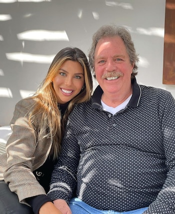 Alondra García Miró junto a