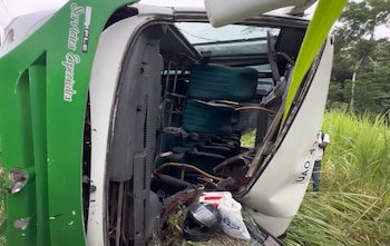 Más de 20 estudiantes resultaron heridos cuando un bus escolar se volcó en una vía rural de Apartadó, en el Urabá antioqueño - crédito Captura video