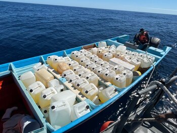 Las narcolanchas transportaban bidones de