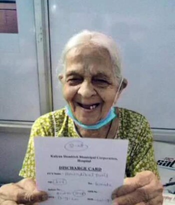 Anandibai Patil muestra el certificado