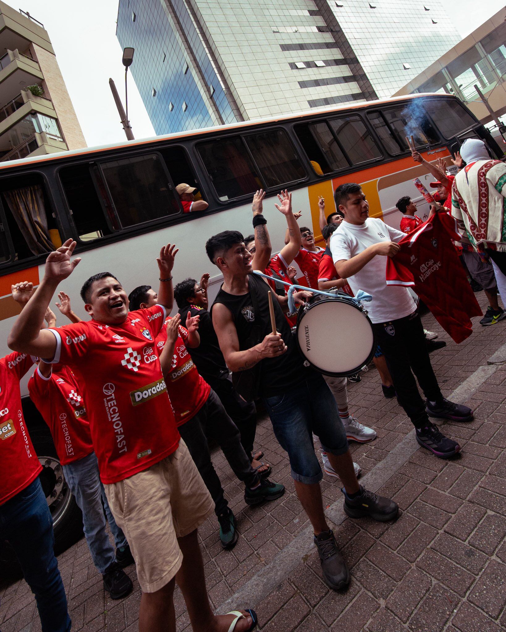 Seguidores del club Cienciano alientan a su equipo con tambores cerca de un autobús en Río de Janeiro antes de un partido de la Copa Sudamericana. (@Club_Cienciano)