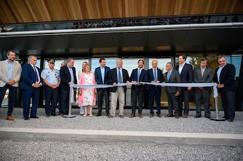 Del corte de cinta participó