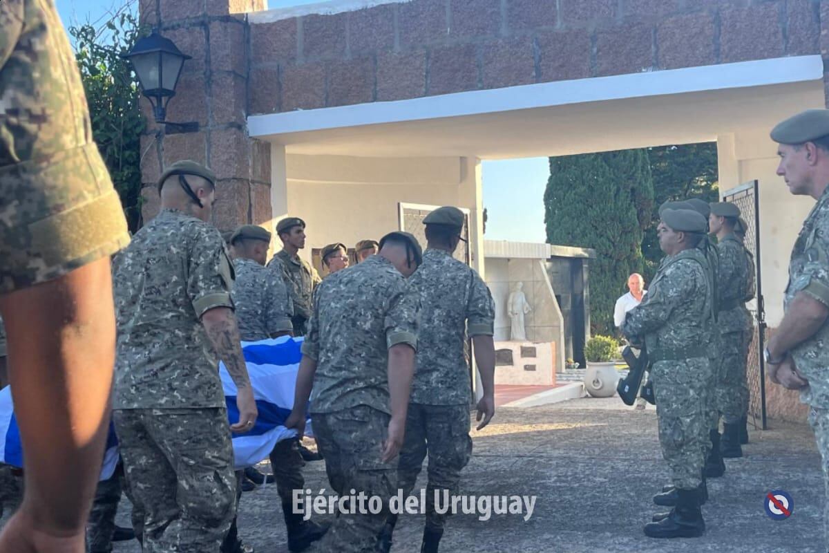 Restos de Rodolfo Álvarez, soldado uruguayo fallecido en Congo, ingresan al cementaerio de Santa Clara de Olimar (Ejército de Uruguay)