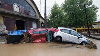 Autos dañados se amontonan en