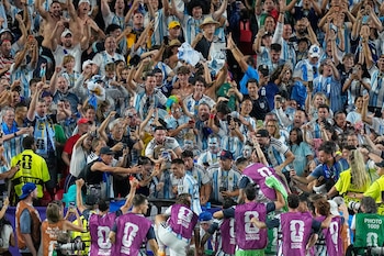 Lautaro Martínez festeja con los hinchas. (AP Foto/Ashley Landis)