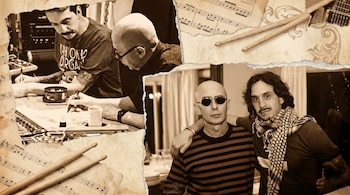 Collage sepia muestra dos fotos: hombres en estudio de grabación y posando juntos, con fondo de partituras musicales, baquetas y detalles ornamentales.