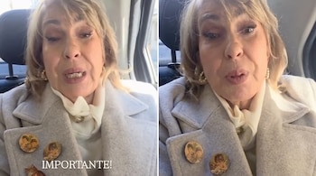 Díptico horizontal de Georgina Barbarossa en el interior de un automóvil. La mujer rubia viste un abrigo claro con broches y un cuello alto color crema.