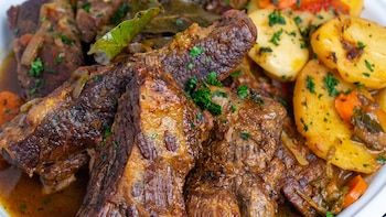 Receta de tapa de asado al vino tinto con papas, rápida y fácil