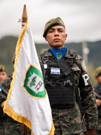 Miembros de la Policía Militar recibieron reconocimientos por su desempeño durante la ceremonia de aniversario. (Foto: Casa Presidencial)