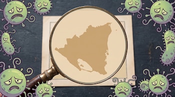Un mapa de Nicaragua bajo una lupa. Alrededor, múltiples microorganismos con apariencia de virus y bacterias, todos con caras tristes.