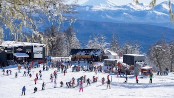 Un grupo de mapuches impide que se lleven a cabo obras clave en el cerro Chapelco antes del inicio de la temporada