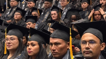 Más de 1,600 adultos cumplen una meta pendiente y reciben su título de bachillerato en Costa Rica
