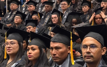 1,619 personas adultas recibieron su título de secundaria durante la graduación de la VII Cohorte del Bachillerato para la Empleabilidad y el Emprendimiento. Crédito: UNED